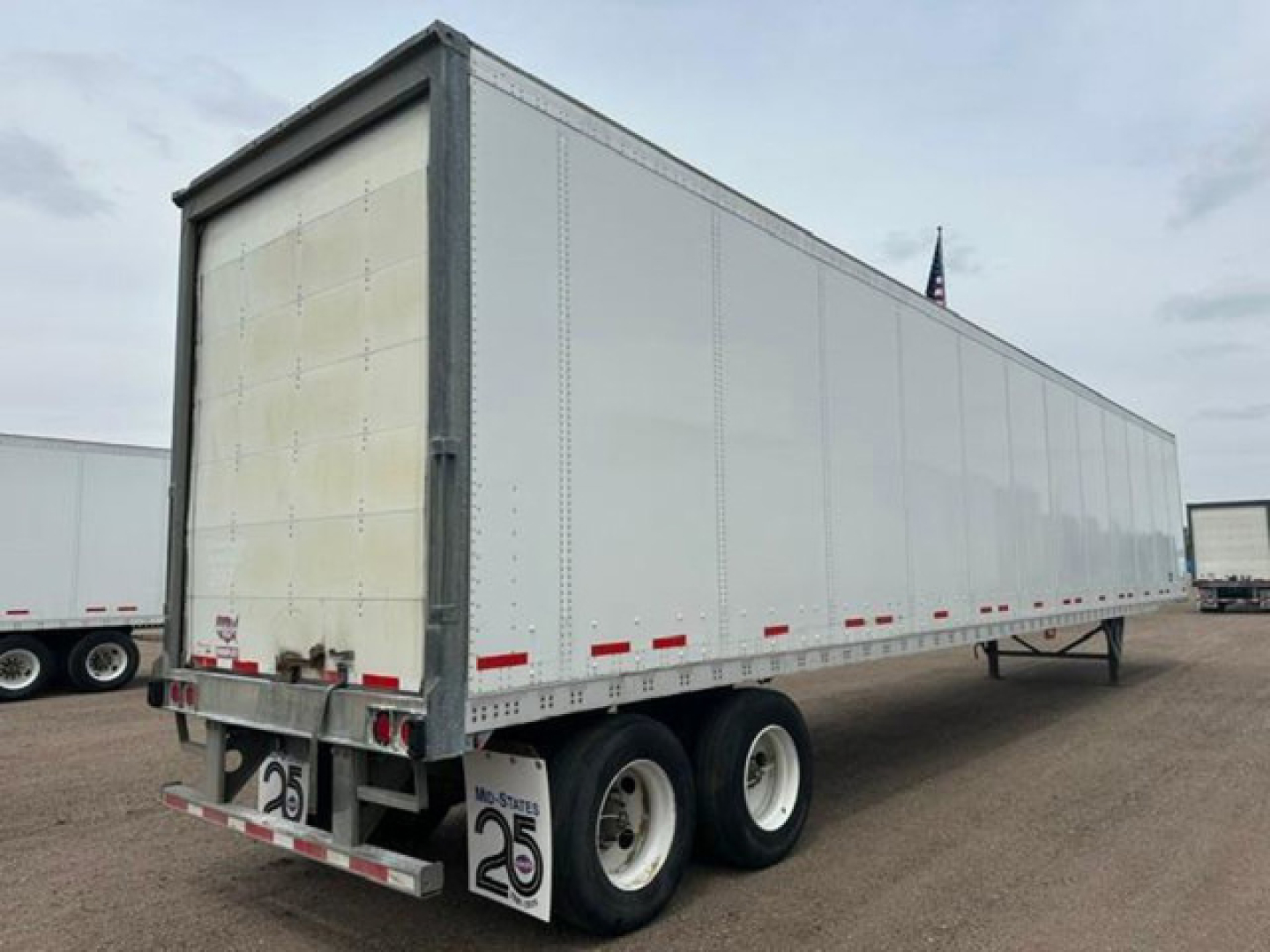 Trailer side view showing a 2016 Wabash van trailer with triple axle rear, white exterior, and stock number U90905.