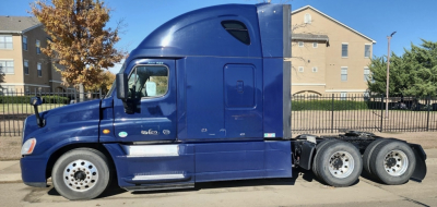 Freightliner Cascadia 2015 conventional sleeper truck in blue side profile view showing cab and rear wheels.