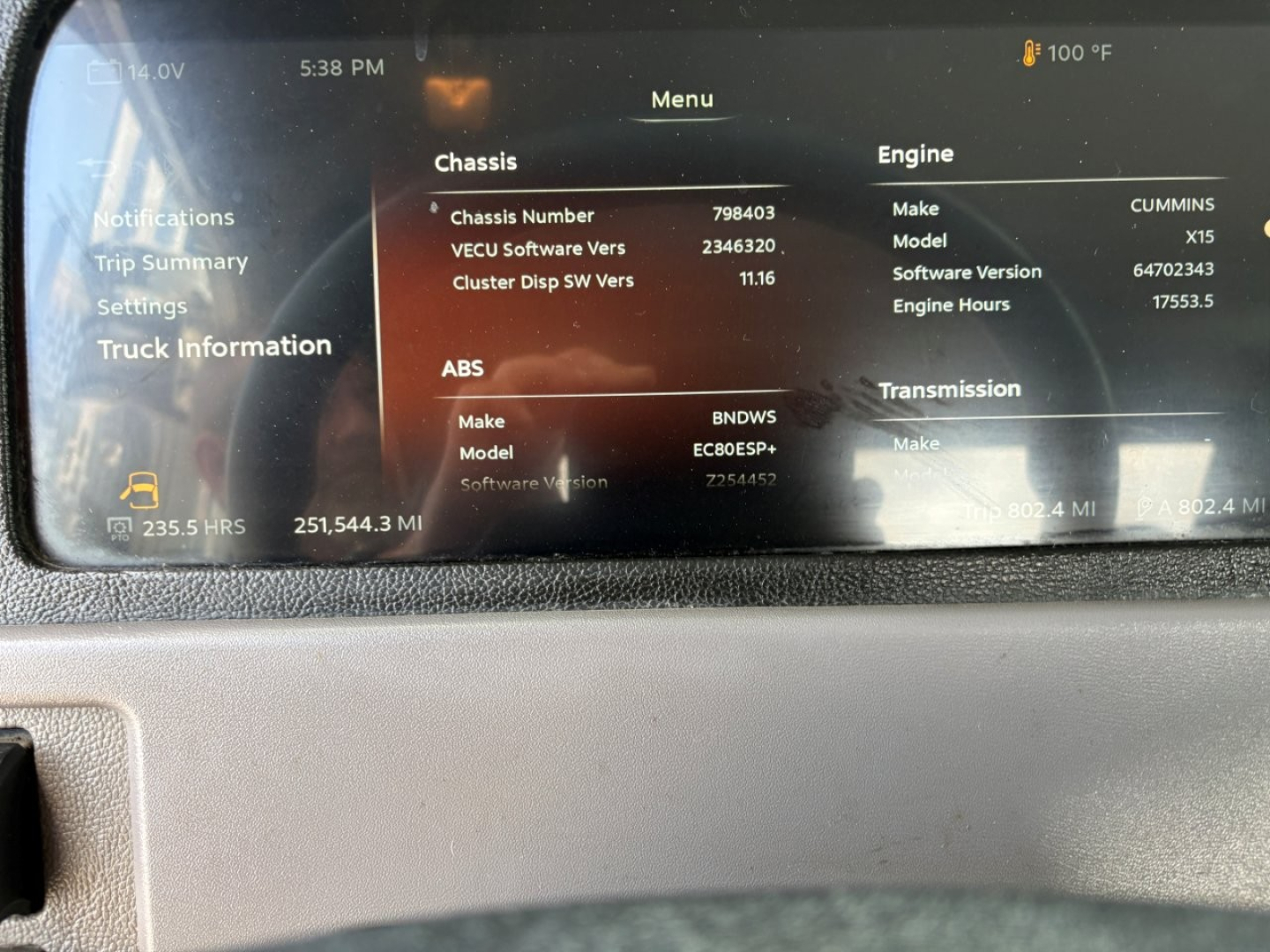 Truck dashboard screen showing chassis number 798403, VECU software version 2346320, Cummins X15 engine, ABS, and gear info in menu view.