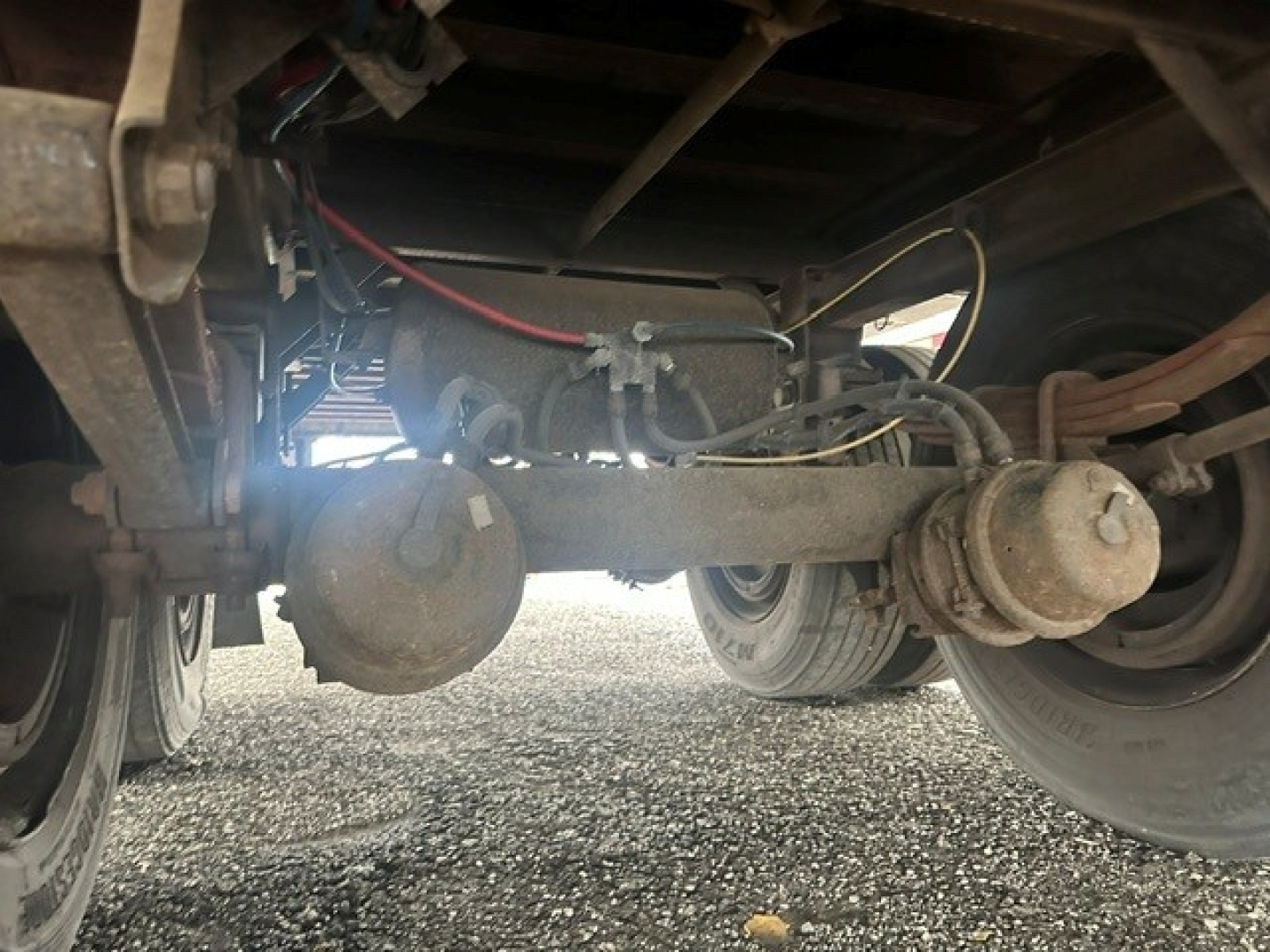 Trailer axle and undercarriage view showing dual axles, suspension components, brackets, and wheels of a 2009 Great Dane dry van.