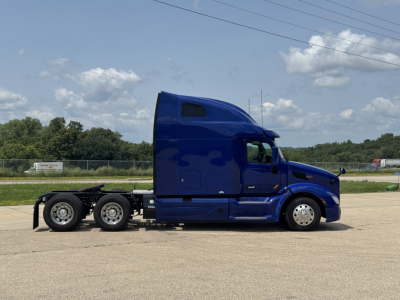 Peterbilt 579 conventional sleeper tractor in blue, side view, with twin rear axles and sleeper cab, VIN 1XPBD49XXND764537