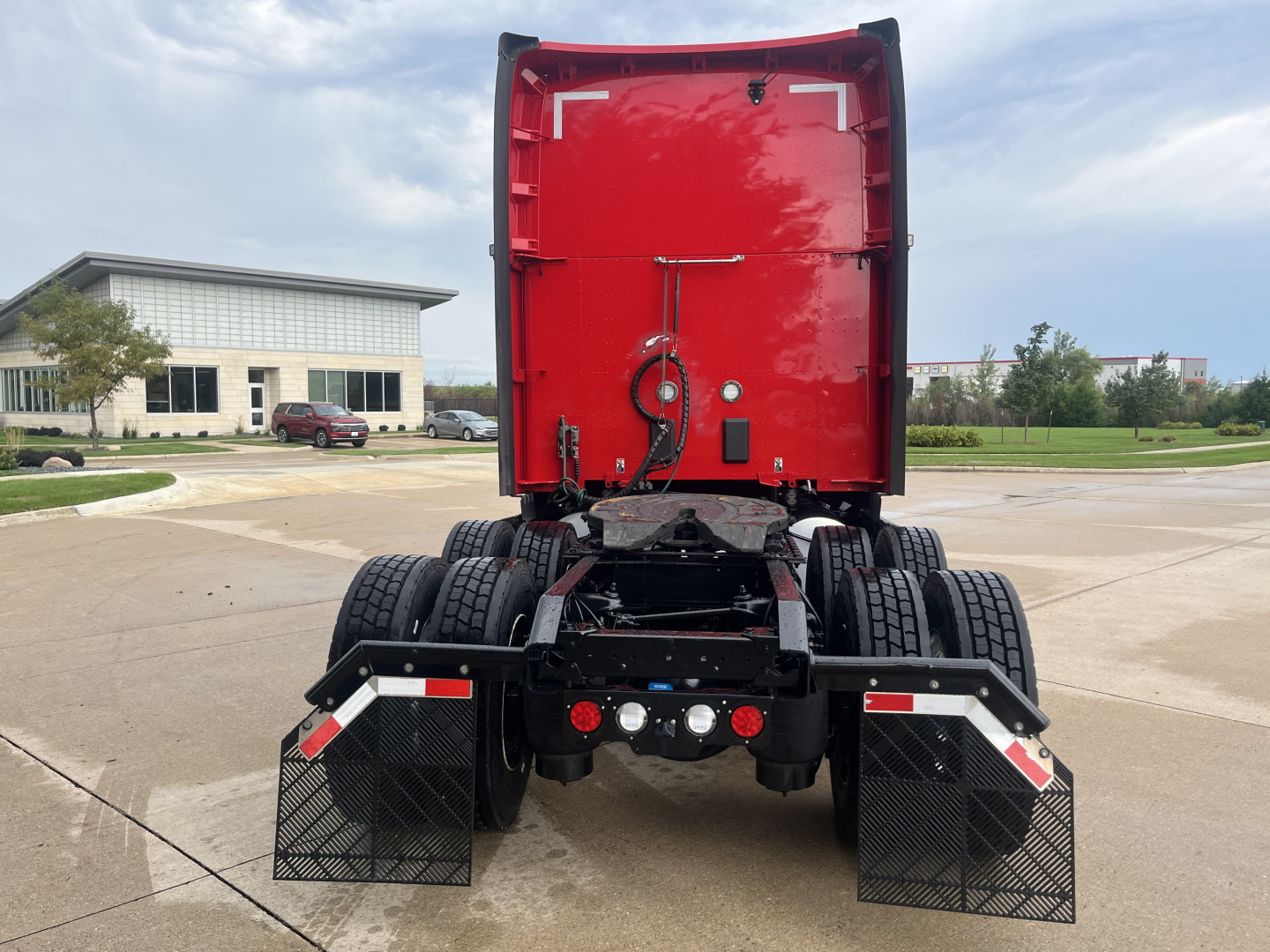 Kenworth T680 tractor rear view showing fifth wheel clearance, bumper steps, and rear mud flaps.
