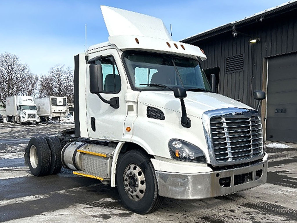Truck cab of a Freightliner Cascadia 113 daycab side/front view showing cab, grille, headlights, and fuel tanks.