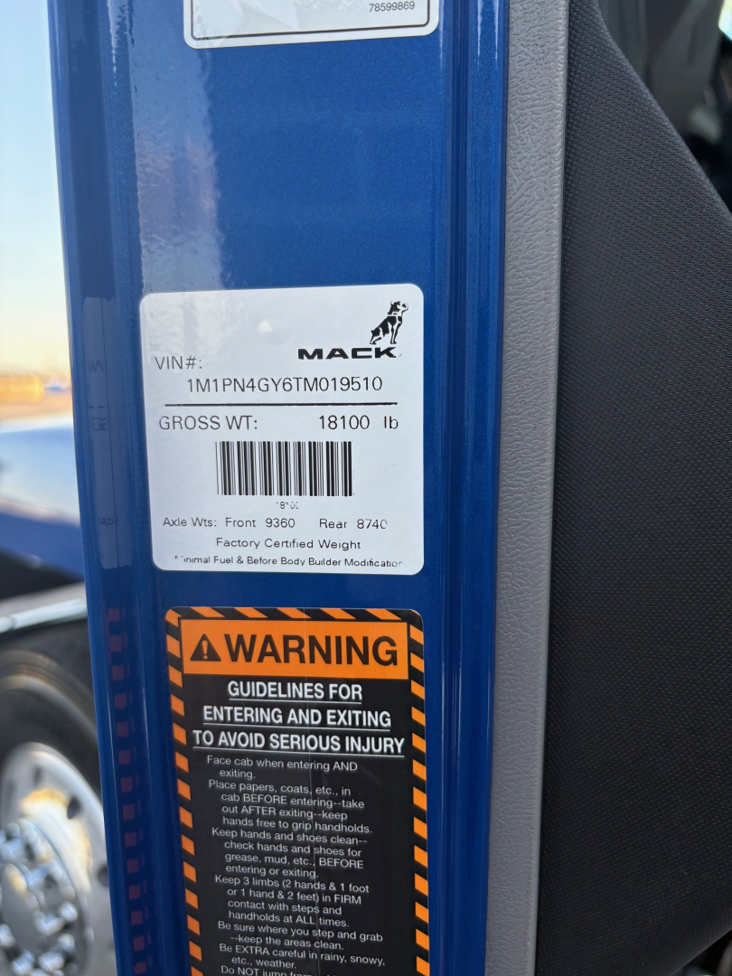 Mack truck PI64T door sticker with VIN 1M1PN4GY6TM019510 and gross weight 18100 lb; warning label for entering and exiting; Mack logo.