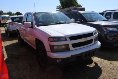 Chevrolet Colorado pickup truck 2010 white extended cab front view with black grille and Chevrolet emblem.