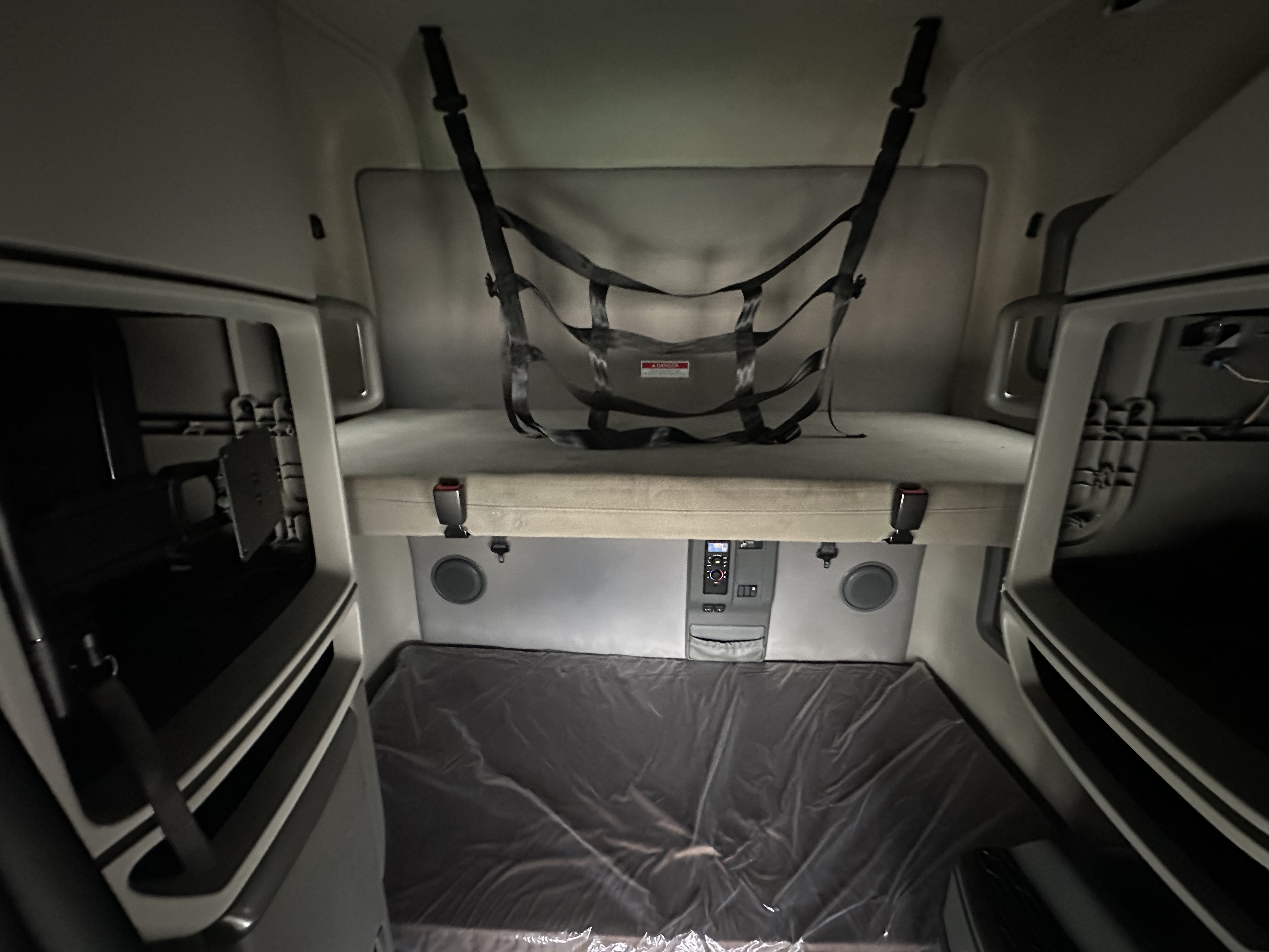 2021 Volvo VNL64T760
