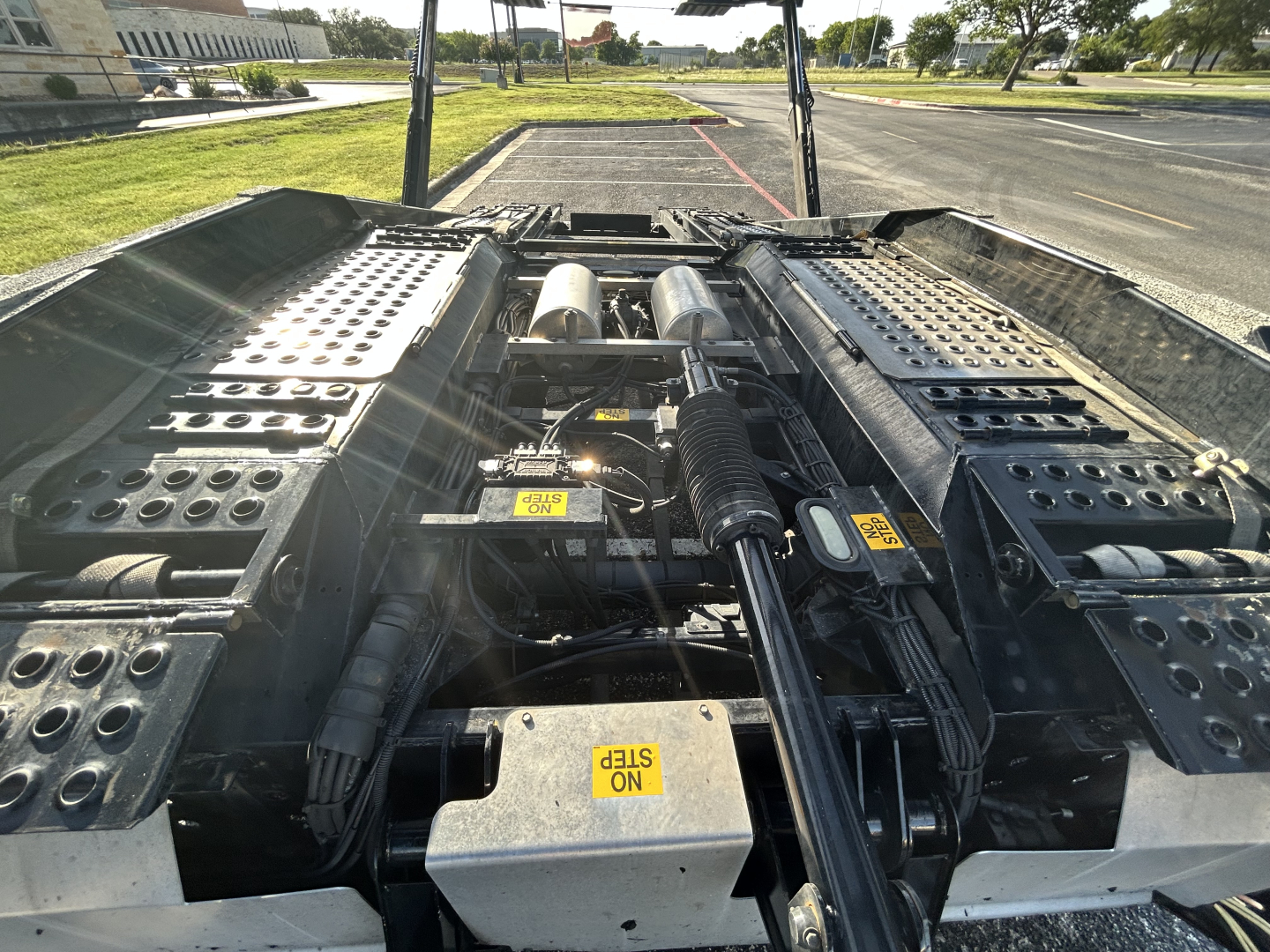 Truck trailer fifth wheel area showing Cottrell CX-5308LT, dual deck plates with perforated steps and hydraulic lines, center controls labeled ON/OFF, visible pins and hoses.