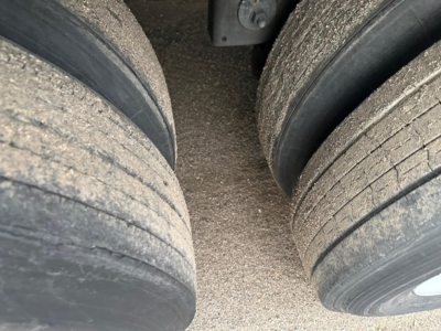 Trailer dual rear tires with gravel road debris between them, part of a Hyundai air ride dry van trailer.