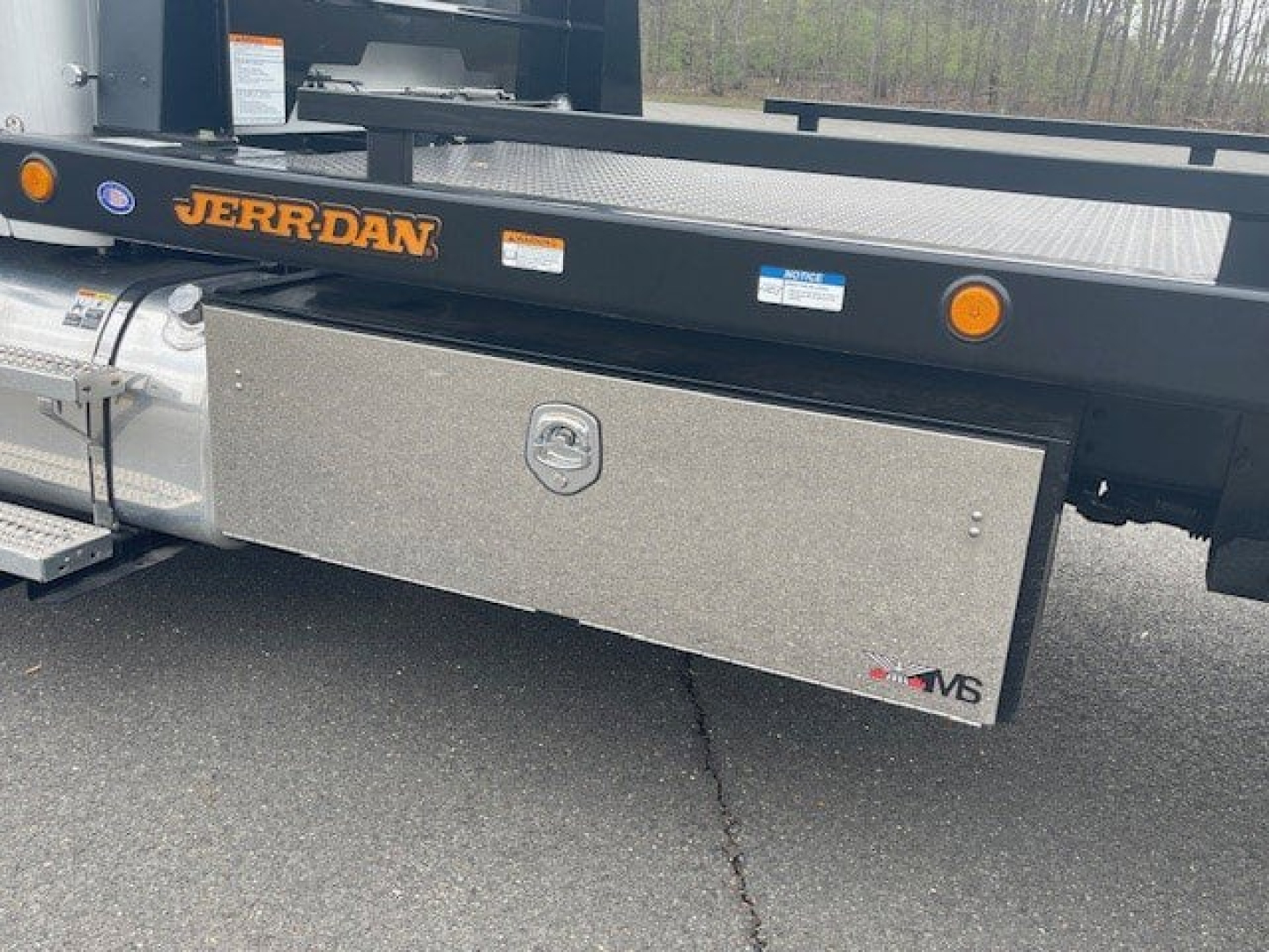 Kenworth truck side view showing aluminum toolbox under chassis with JERR-DAN branding and MS logo