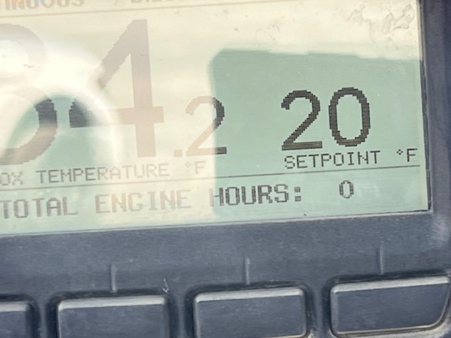 Digital trailer controller display showing setpoint 20°F and temperature 04.2? with total engine hours 0.