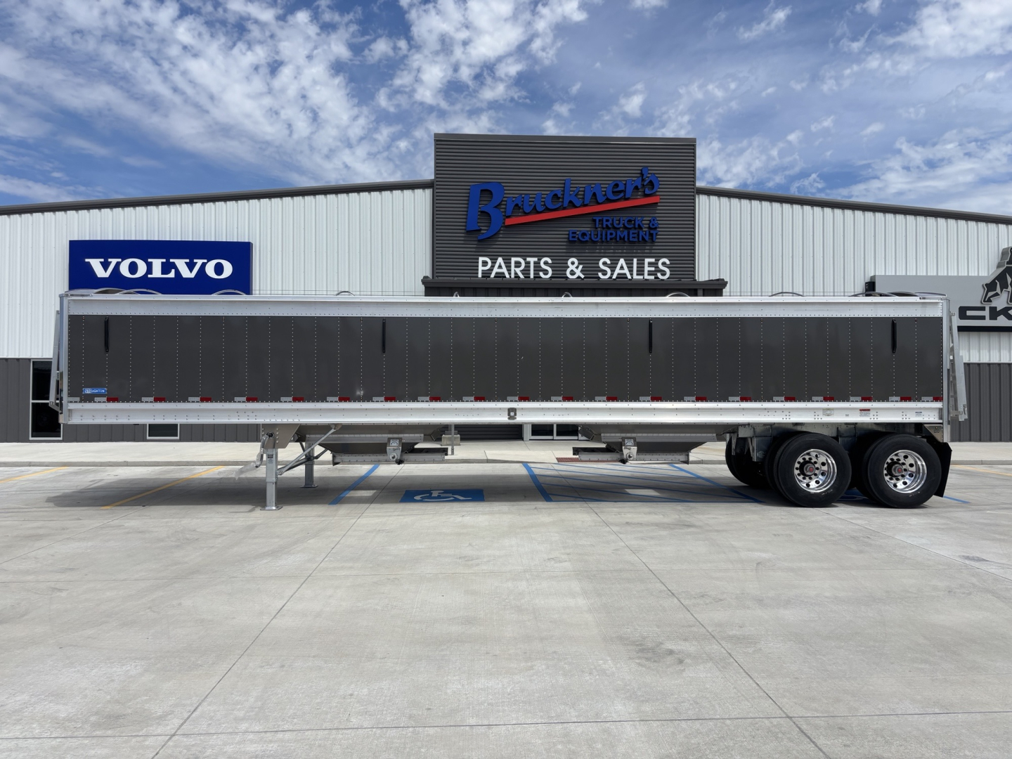 Trailer side view of 2027 Stoughton 40' Alum Grain Hopper with 68" sides and dual rear axles.