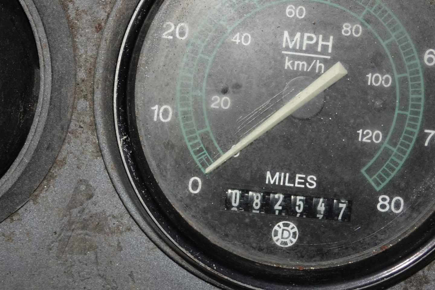 Dial gauge showing speedometer and odometer reading from a vehicle dashboard.