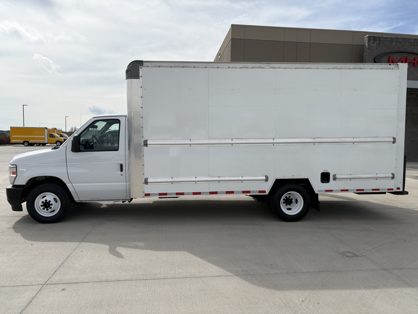 Side view of a white 2022 Ford E350 box truck with cargo area, showing long rectangular box and cab, stock number 0631408, VIN 1FDWE3FN0NDC03868.