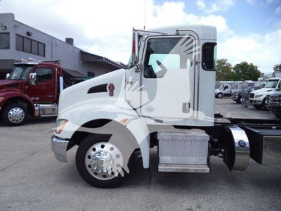 Kenworth T270 rollback truck side view showing cab with chrome steps and fuel tanks, VIN 2NKHHM6X7KM290555 in listing.