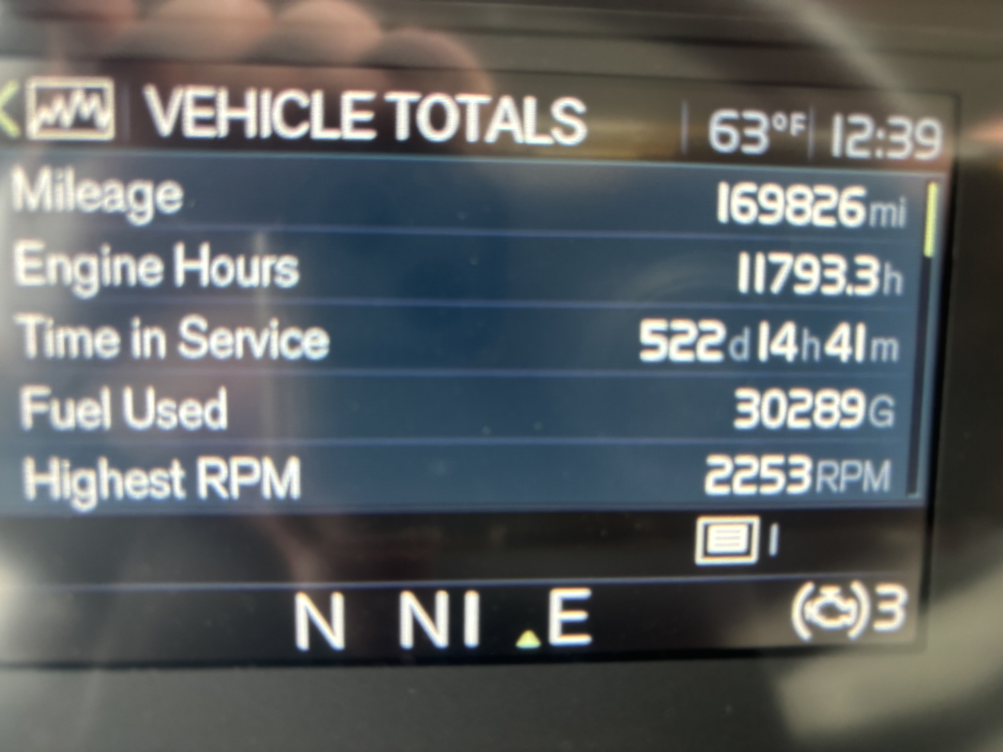 Vehicle totals display showing mileage 169,826 mi, engine hours 11,793.3 h, time in service 522 d 14 h 41 m, fuel used 30,289 gal, highest RPM 2,253 RPM.