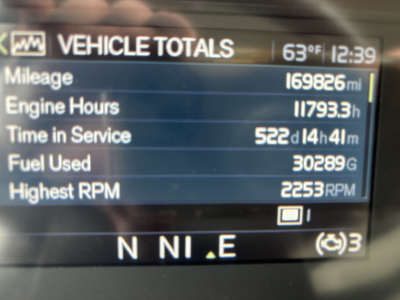 Vehicle totals display showing mileage 169,826 mi, engine hours 11,793.3 h, time in service 522 d 14 h 41 m, fuel used 30,289 gal, highest RPM 2,253 RPM.