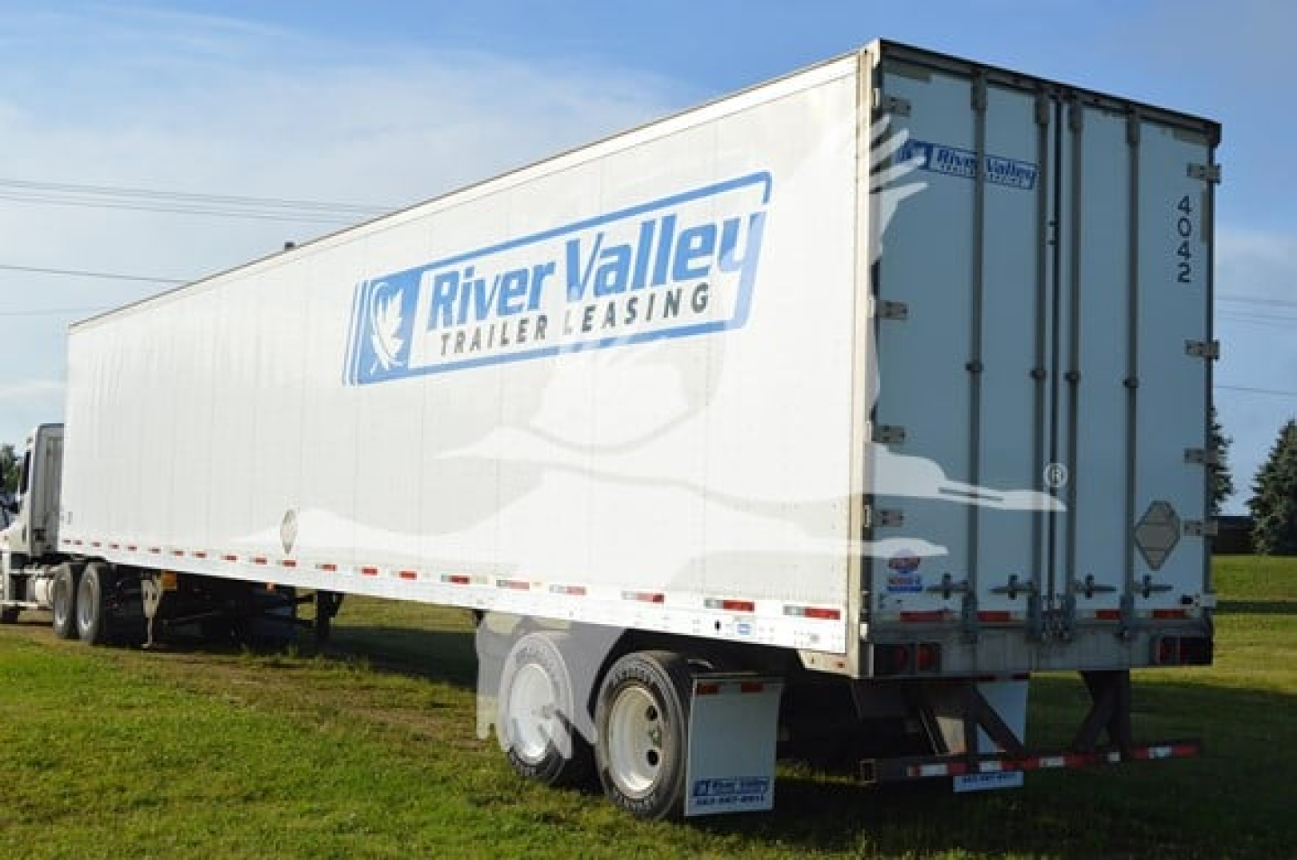Trailer side and rear showing River Valley Trailer Leasing logo on a 2014 Utility 4000Dx trailer.
