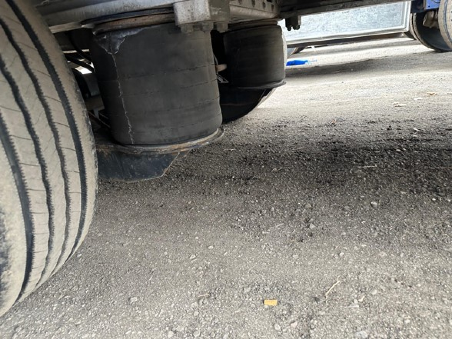 Trailer underside with air springs and wheels visible.