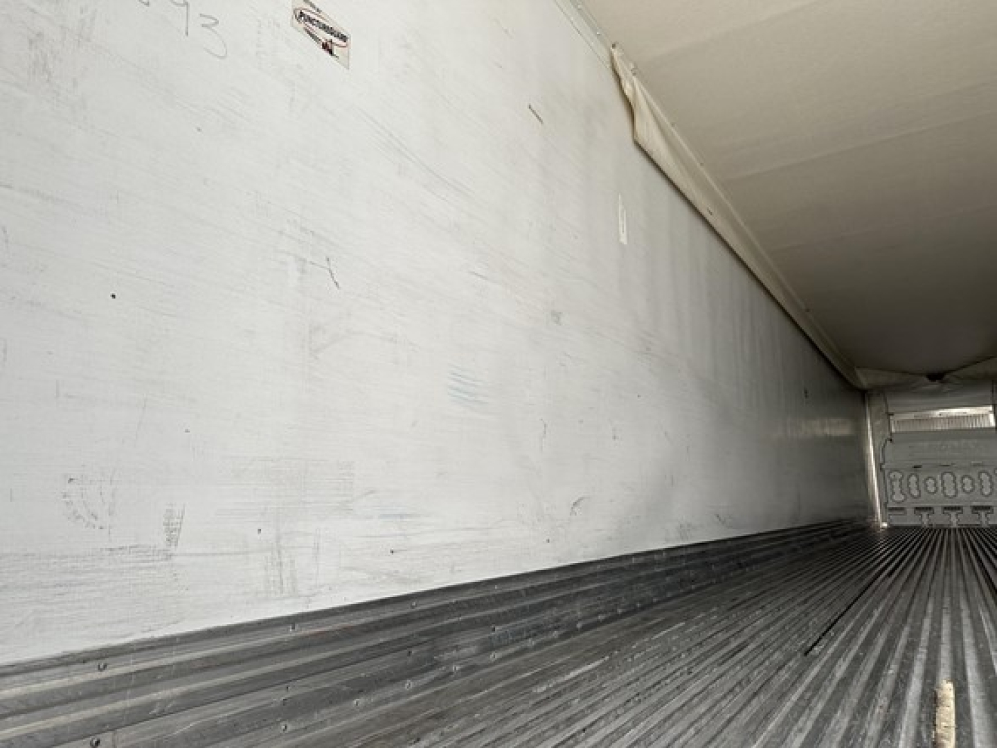 Great Dane S-600 trailer interior with aluminum side wall and ribbed floor, empty cargo area