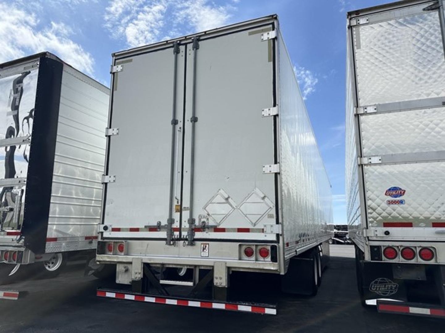 Trailer rear view showing double doors and bumper with lights on a Great Dane S-600 trailer.