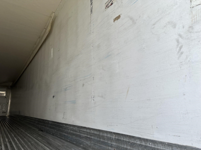 Trailer interior wall and floor edge of a 2017 Great Dane air ride reefer trailer showing light gray wall with scuffs and ribbed steel floor.