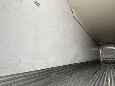 Great Dane S-600 trailer interior with aluminum side wall and ribbed floor, empty cargo area