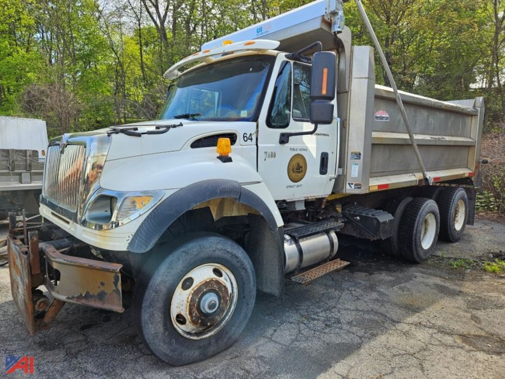 International WorkStar 7600 dump truck in-service showing front grille, cab, and dump bed.