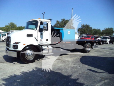MD6 Mack rollback truck side view showing blue service box on flatbed and white cab.