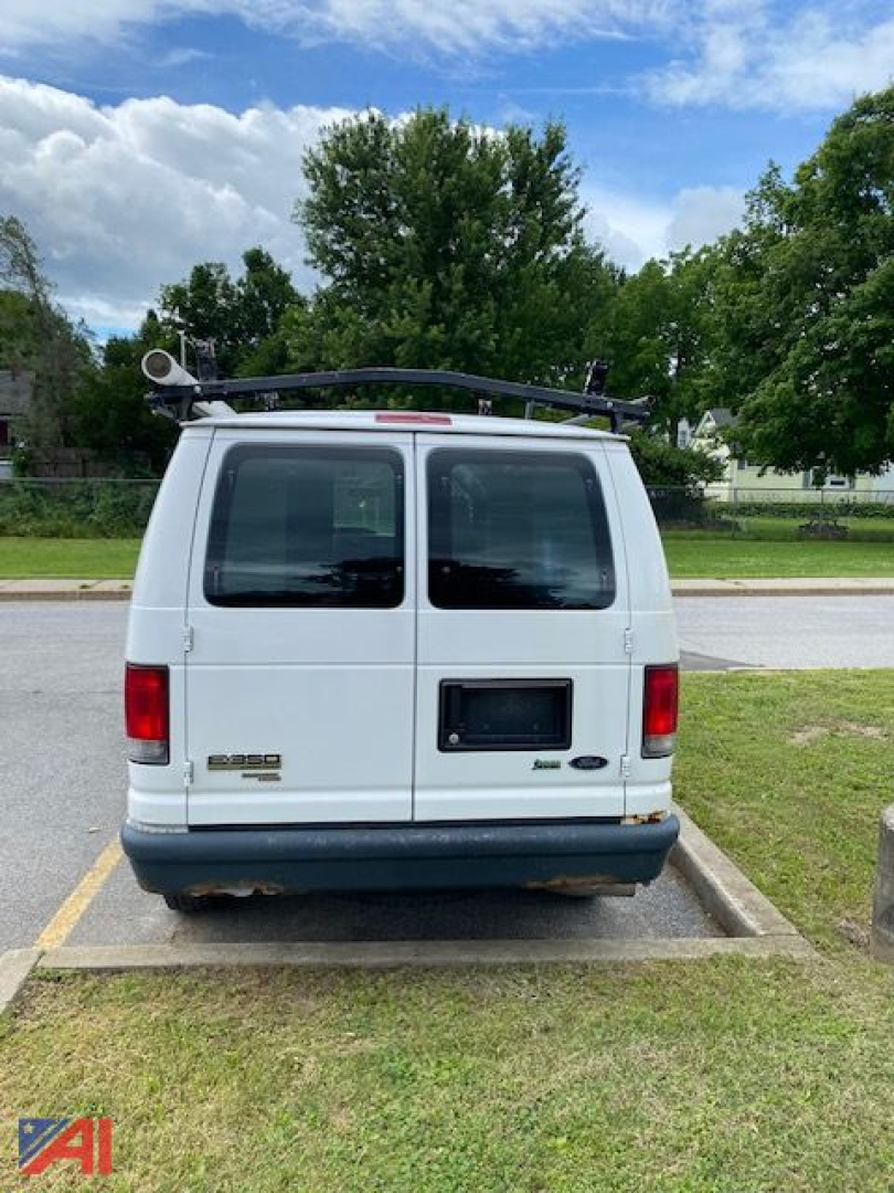 Ford E-Series cargo van rear view showing rear doors and roof rack, 2014 Ford E350 van