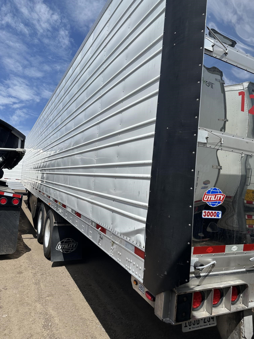 Utility reefer trailer side view showing ribbed aluminum siding and rear doors with Utility sticker and 3000R badge.