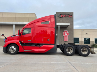 Kenworth T680 tractor in red color with sleeper cab, side view showing fuel tanks and wheels, stock number 0635872, VIN 1XKYDP9X6NJ135375.
