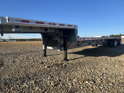 Trailer frame and drop deck showing stainless rails and support legs with Fontaine branding and reflective tape