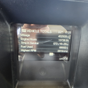 Vehicle totals display showing mileage 452,503 mi, engine hours 13,726.9 h, time in service 572d16h29m, fuel used 68,932 gal, highest RPM 2,819 RPM on Mack PI64T cab display.
