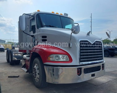 2014 Mack Pinnacle cab and chassis truck with chrome bumper and red fenders, building front grille, VIN 1M1AW02Y3EM036674 not visible in text but plate area shows no text.