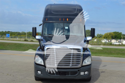 Front view of a 2014 Freightliner Cascadia 125 Evolution sleeper cab truck showing grille, headlights, and chrome mirrors.