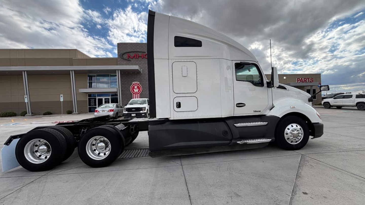 Kenworth T680 tractor side view showing cab and sleeper, with blank extended chassis and rear wheels.