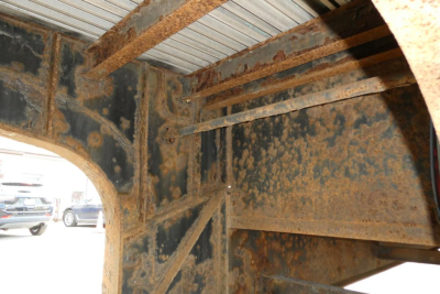 Trailer frame showing rust and structural members inside the drop deck of a used 2014 Great Dane FLD002400053 trailer.