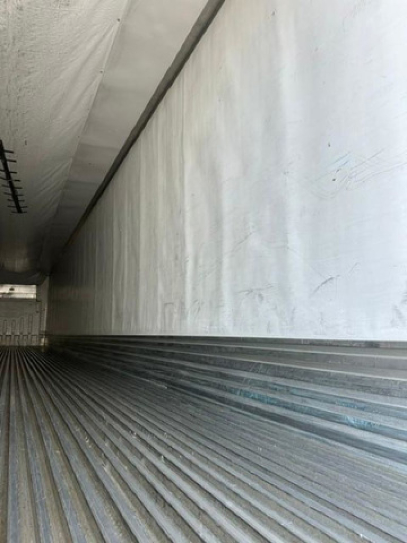 Trailer interior – metal floor grooves with ribbed walls, cargo area of a 2016 utility reefer.