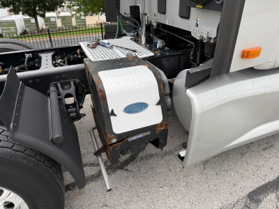 Kenworth T680 truck side view showing fuel step and chassis area with Diamond Plate step and Caterpillar fuel access panel text visible.