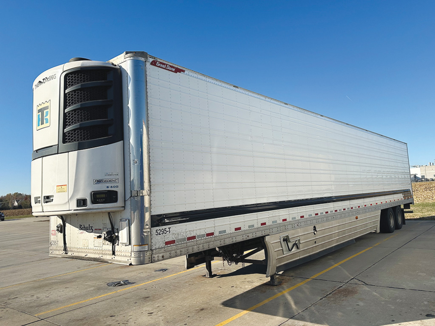 2014 Great Dane Everest SS Reefer trailer showing front refrigeration unit and side panel with DOT markings.