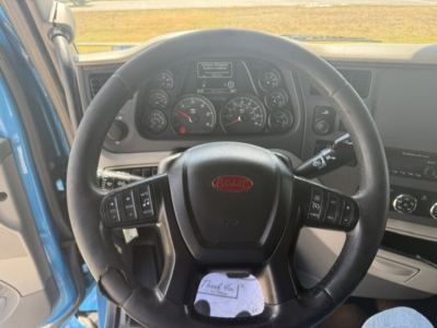 Peterbilt 579 truck interior steering wheel and dashboard view