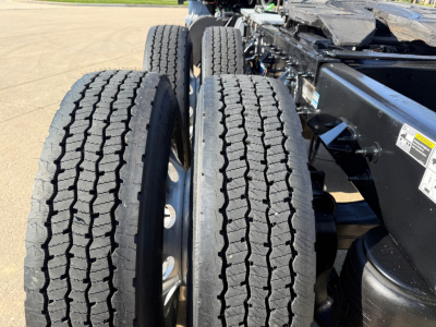 Peterbilt 579 tandem rear wheel area showing dual rear tires and chassis frame