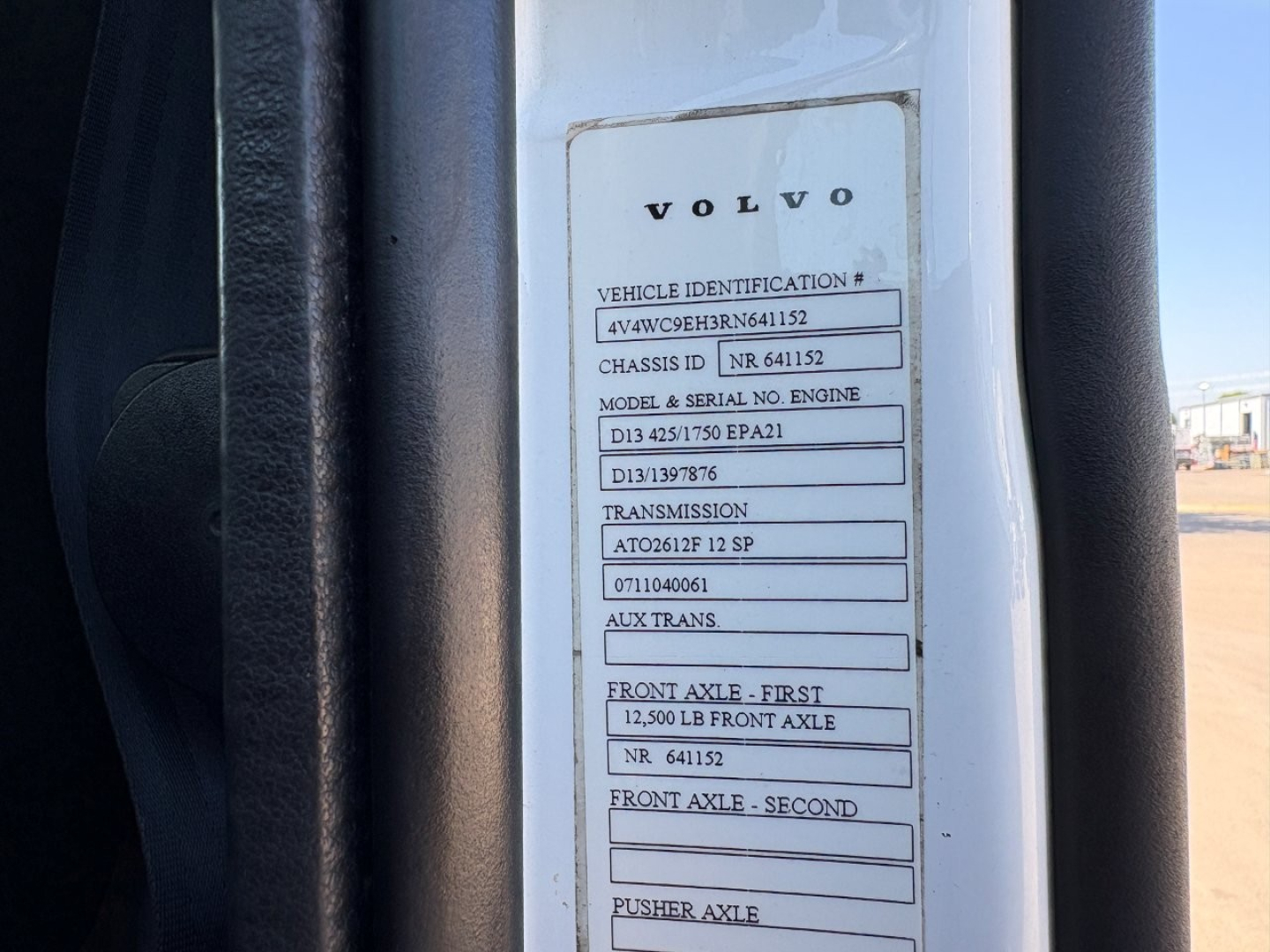 Volvo truck VIN plate with Vehicle Identification details: 4V4WC9EH3RN641152, chassis ID 641152, model and serial no engine D13 425/7560 EPA21, front axle first 12,500 lb front axle, Pusher axle, auxiliary trans not specified.