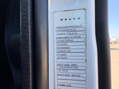Volvo truck VIN plate with Vehicle Identification details: 4V4WC9EH3RN641152, chassis ID 641152, model and serial no engine D13 425/7560 EPA21, front axle first 12,500 lb front axle, Pusher axle, auxiliary trans not specified.