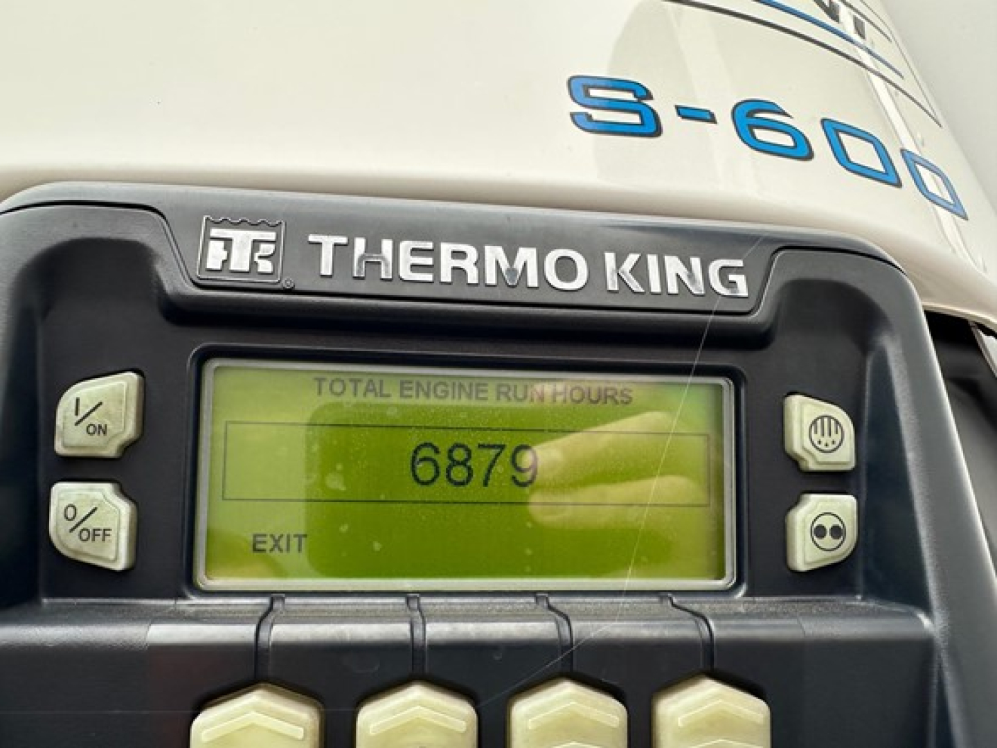 Thermo King S-6000 refrigerated trailer engine display showing total engine run hours 6879.