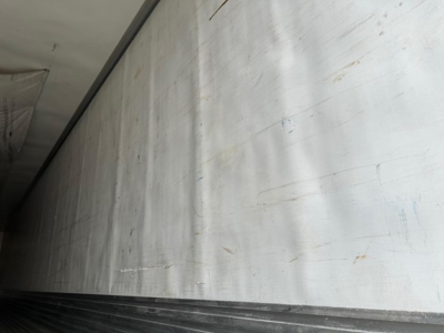Trailer interior wall and ceiling of a 2023 Utility 3000R reefer trailer showing aluminum side wall and ceiling panels.