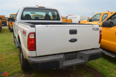 Ford F-250 Super Duty tailgate view showing rear of white pickup with 4x4 decal and 'SUPER DUTY' embossed bumper.