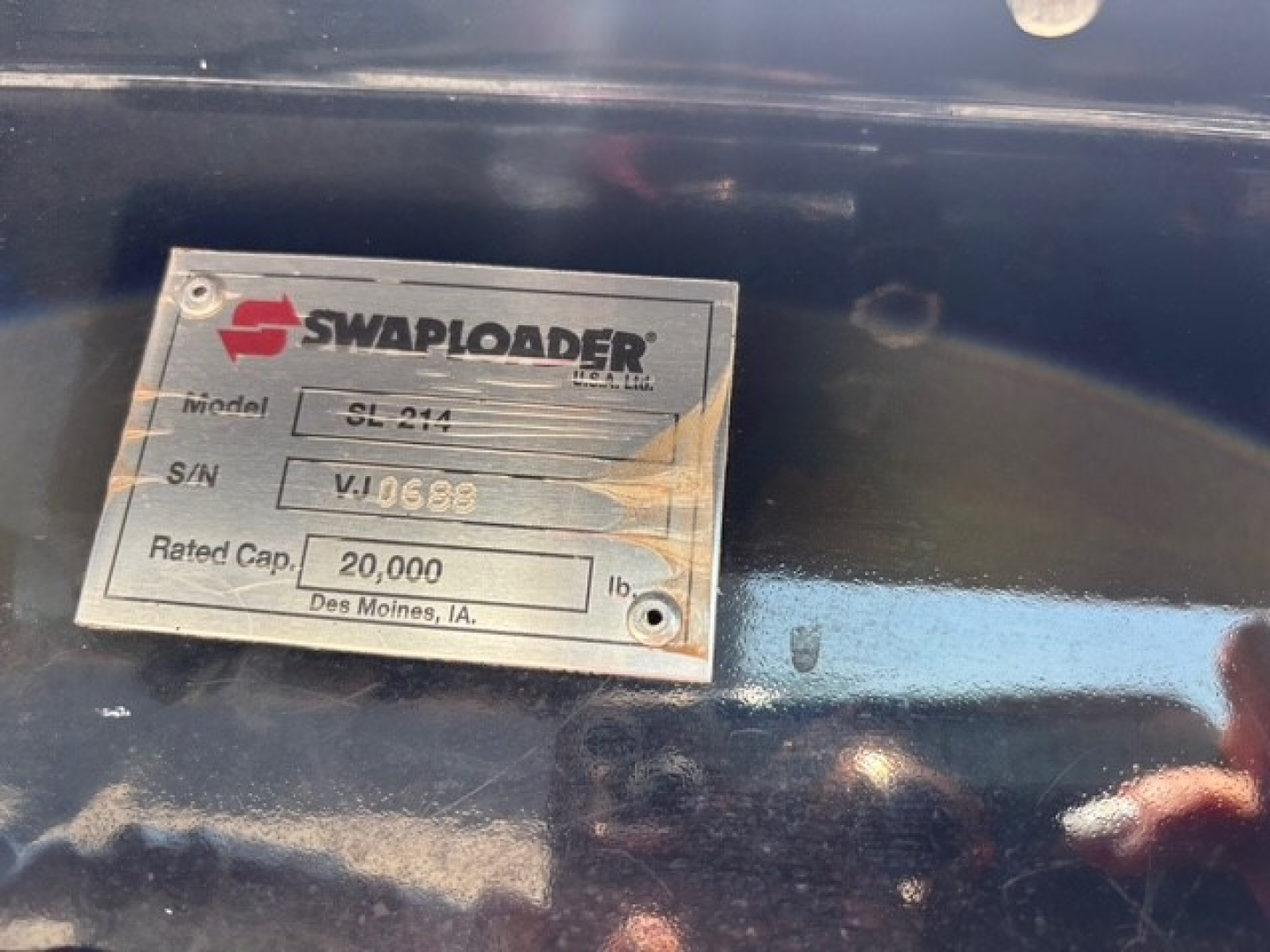 Mack MD7 hooklift truck identification plate showing Swaploader model SL 214 serial VJ0688 rated capacity 20,000 lb Des Moines IA.