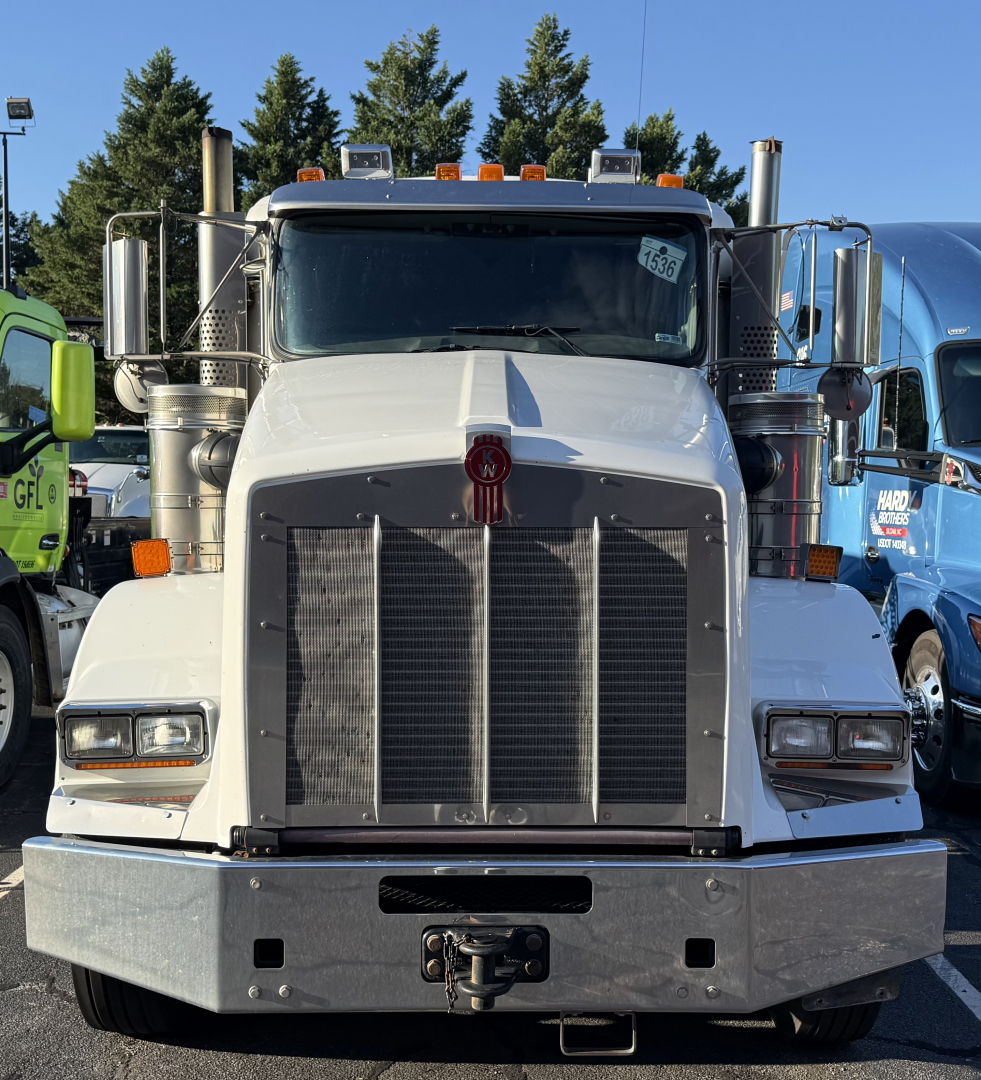 Kenworth T800 front view showing large grille, dual rectangular headlights, chrome bumper, cab mirrors, and hood ornament.