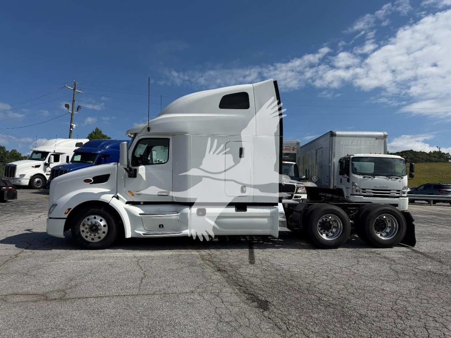 Peterbilt 579 truck tractor side view showing aerodynamic sleeper cab and chrome wheels